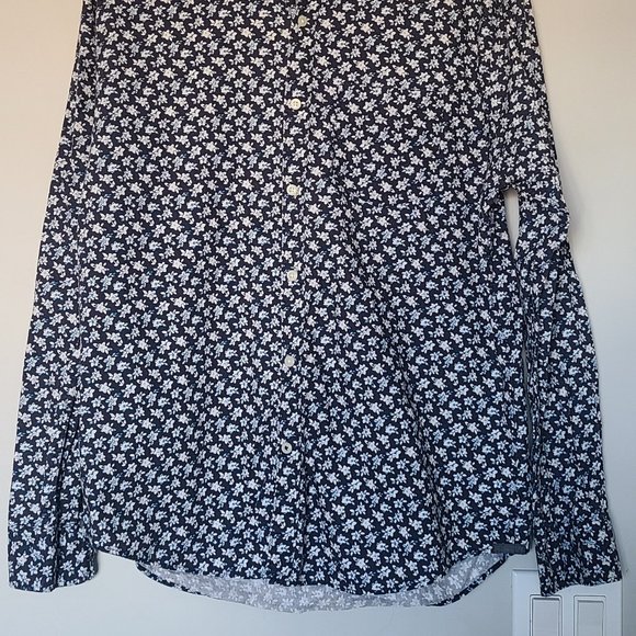 American Eagle button down Flower shirt. Great Quality! Stylish and comfortable - Picture 5 of 6